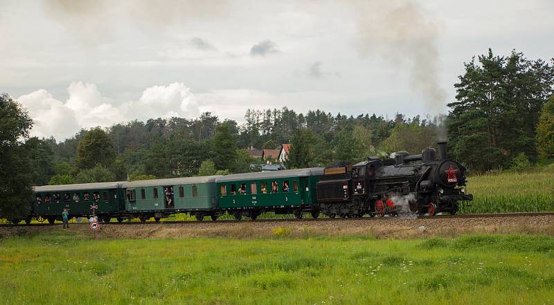 Nostalgický vlak na trati Posázavského Pacifiku.