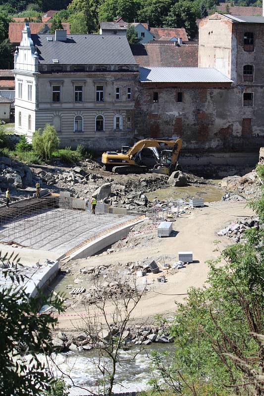 Rekonstrukce jezu mezi Podělusy a Chrástem nad Sázavou.