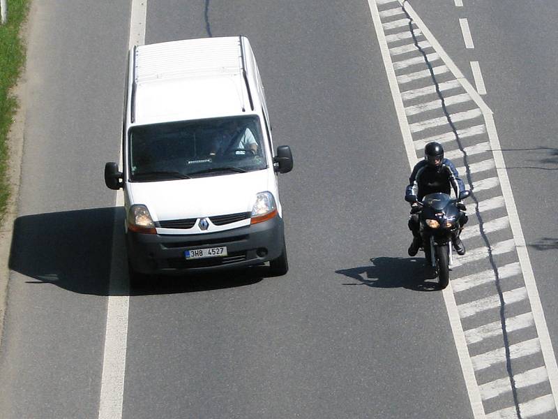 Přestupky v místě omezení rychlosti a zákazu přejíždění u Bystřice. 