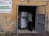 Pomoc z Olbramovic dorazila do potravinové banky v Litoměřicích.