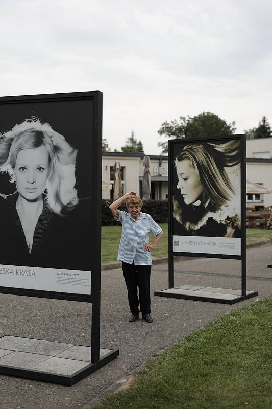 Výstava fotografií Zuzany Mináčové představující slavné osobnosti.