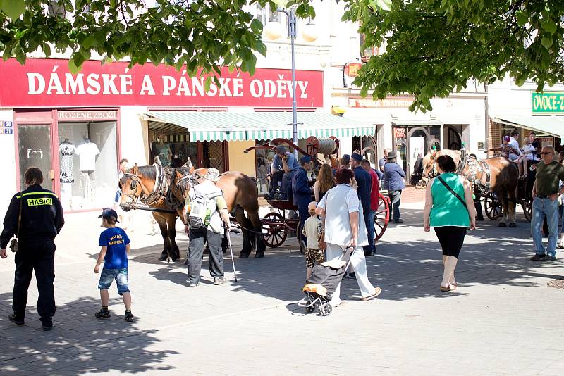 Hasičský den na Konopišti zahájili účastníci na Masarykově náměstí v Benešově.