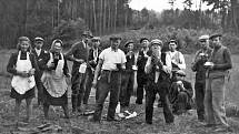 Fotografii si pořídili při přestávce těžké práce, při senoseči, také zemědělci z Vranova u Čerčan. Jejich snímek pochází z období krátce po druhé světové válce.