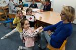 Nácvik první pomoci ve školní družině v Pyšelích.