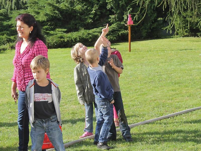 Děti z neveklovské a křečovické školy si užívaly her při Dni záchranářů v Tloskově. 