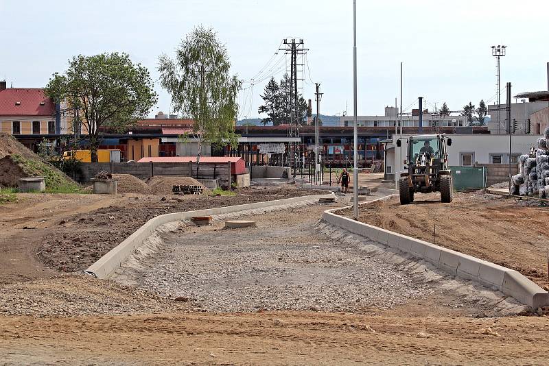 Výstavba "zkracovačky" do ulice Jana Nohy navazující na podchod pod železnicí na konci května 2022.