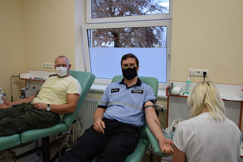 Benešovští policisté a strážníci při hromadném dárcovství krve na transfuzní stanici v nemocnici.