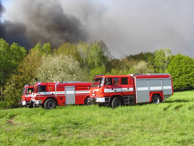 V Bělčicích hoří sklad pneumatik