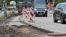 Současná výstavba chodníků v Týnci nad Sázavou. Buduje se v Pražské ulici od přejezdu k nádraží.