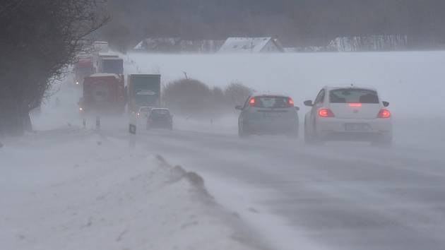 Na Vysočině sněží a mrzne, na dálnici je snížený rychlostní limit