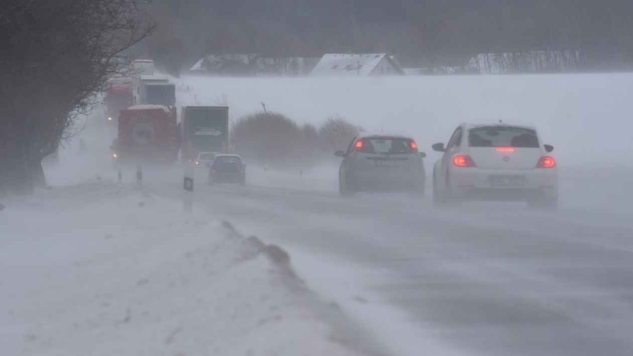 Na Vysočině sněží a mrzne, na dálnici je snížený rychlostní limit