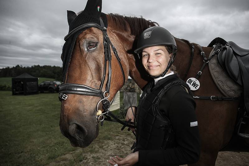 Závod skokového poháru Paragan jump tour v jezdeckém areálu v Opřeticích.