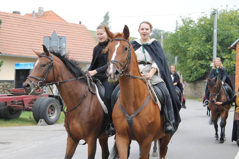 Průvod se svatým Václavem přivítalo obecenstvo pod Blaníkem.