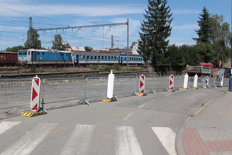 Výstavba okružní křižovatky u benešovské sokolovny.