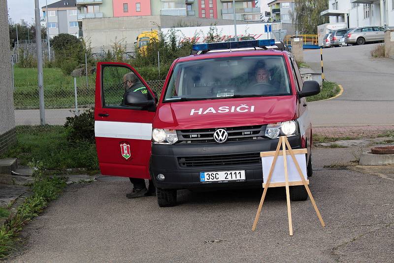 Distribuce materiálu na nouzové přežití v Benešově.