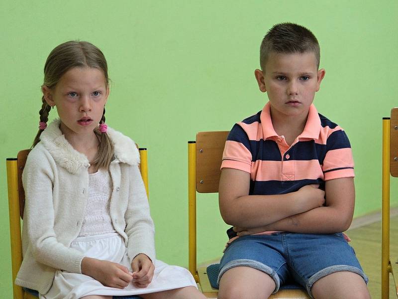 Konec školního roku a rozdávání vysvědčení v Základní škole Jiráskova v Benešově.