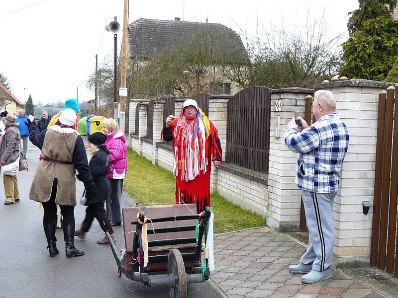 Masopust zahájili také v Pyšelích, a to tradičním průvodem masek.