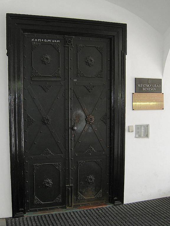 Oplechované vstupní dveře do radnice zůstanou na svém místě.