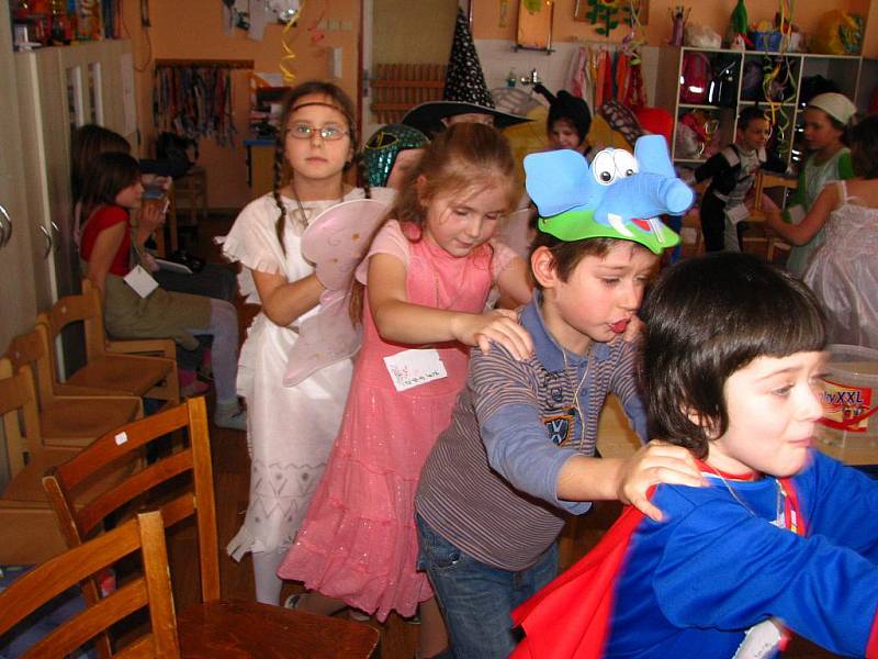 Středeční karnevalový pohádkový rej ve školní družině.