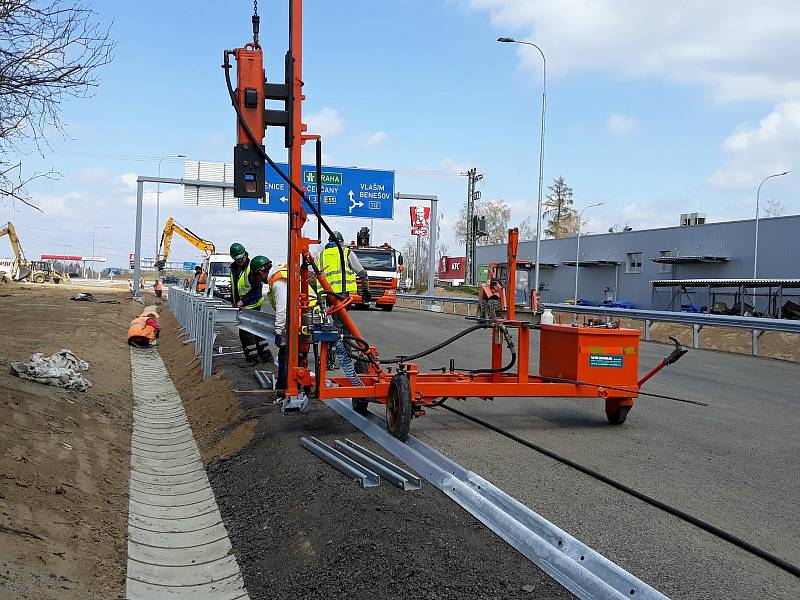 Finální úprava okolí okružní křižovatky na silnici I/3  na benešovských Červených Vršcích.