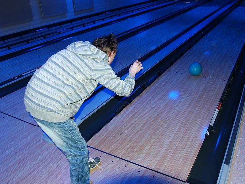 Praktická výuka žáků z Katušky ve Stone bowling baru v Tyršově ulici.