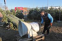 Prodej vánočních stromků v Benešově - u okružní turbokřižovatky.