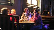 Ze studentek benešovské střední školy, které 21. února 2006 ve 13.45 seděly v baru na Tržnici, jsou zřejmě už příkladné maminy.