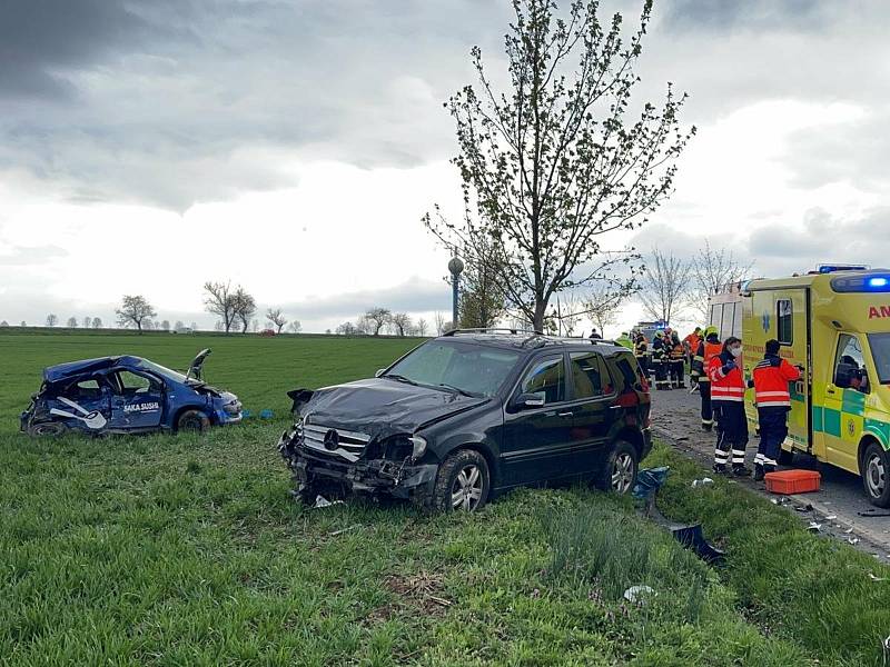 K vážné dopravní nehodě došlo v neděli 2. května 2021 na silnici vedou z Dolních Břežan do Libeře na Praze západ.