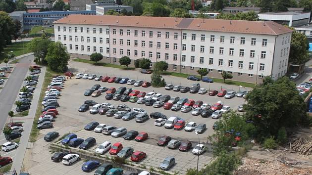 O objekt bývalých Pražských kasáren stojí město Benešov i Ministerstvo vnitra.