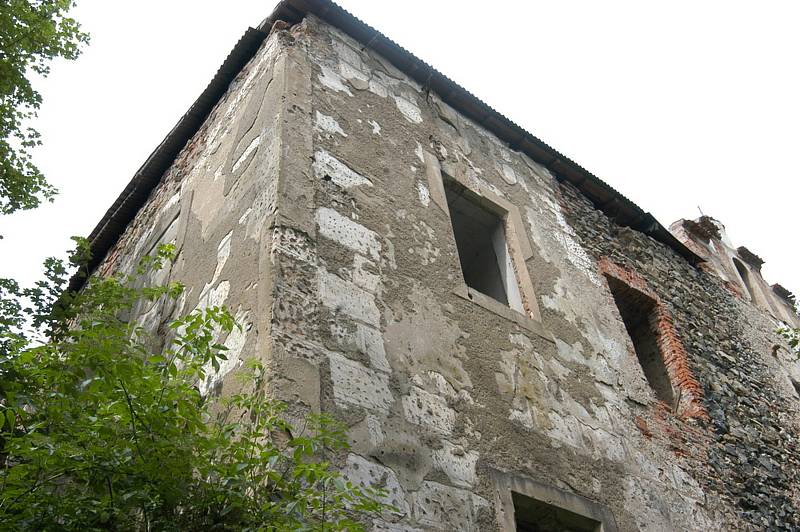 Zvěstovský zámek zachraňuje obec od roku 2018.