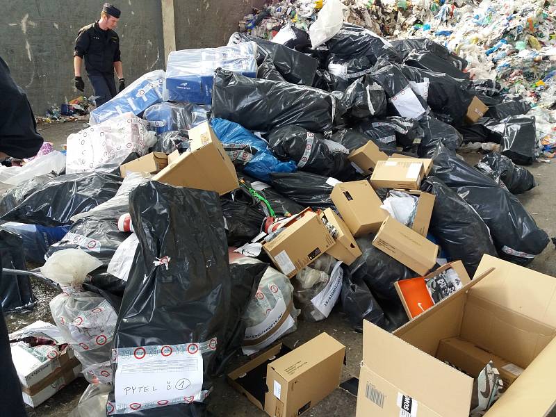 Více než 17 tisíc kusů padělaného zboží zlikvidovala drtička odpadů.