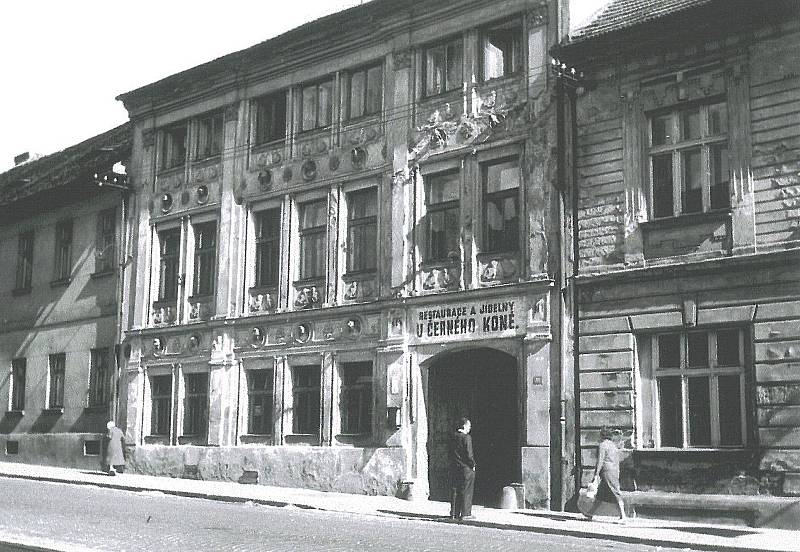 Restaurace a jídelny U černého koně v Benešově. Objekt stál v místech, kde jsou dnes v Pražské ulici panelové domy.