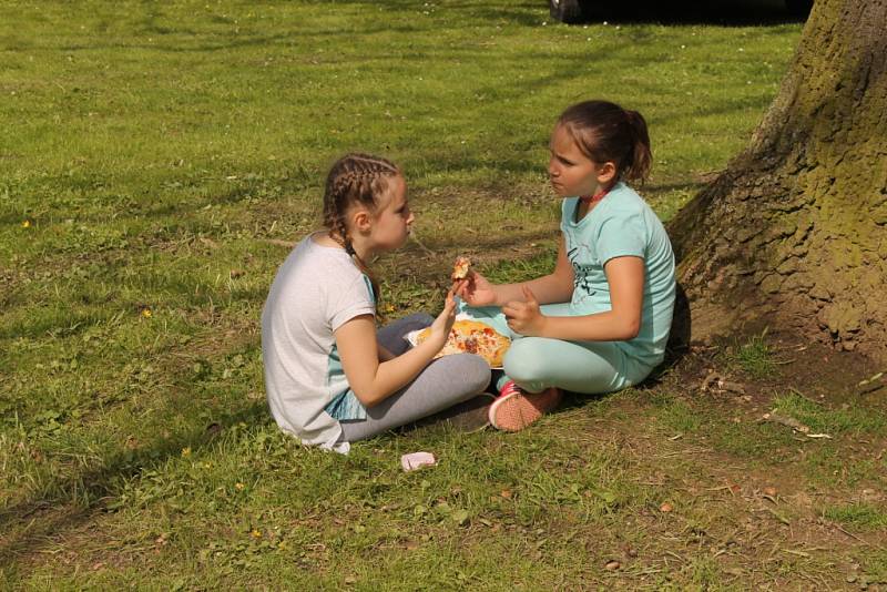 Májové slavnosti ve Vlašimi navštívila se svým vystoupením i zpěvačka Helena Vondráčková či zpěvák Janek Ledecký. Město Vlašim nabídlo na prvního máje příchozím doopravdy různorodý a bohatý program.