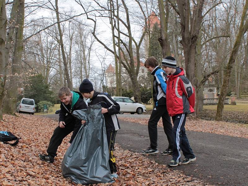 Školáci ze ZŠ Dukelská uklízeli zámecký park.