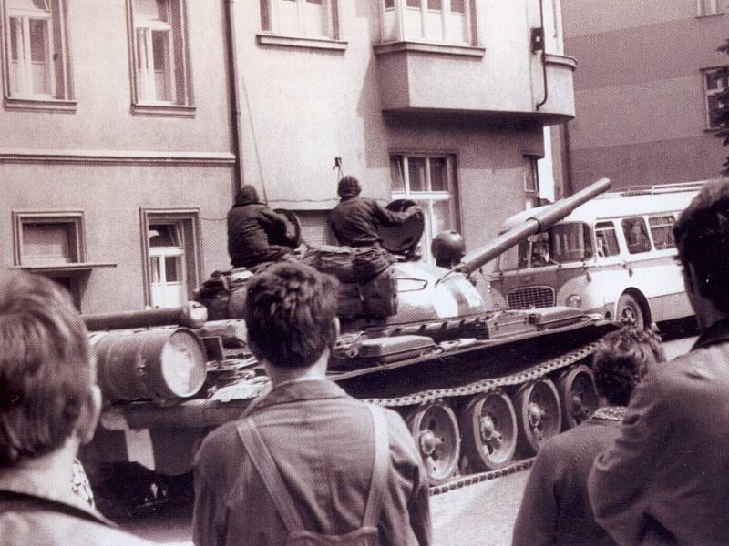 Ruský tank přijíždí v roce 1968 do Vlašimi.