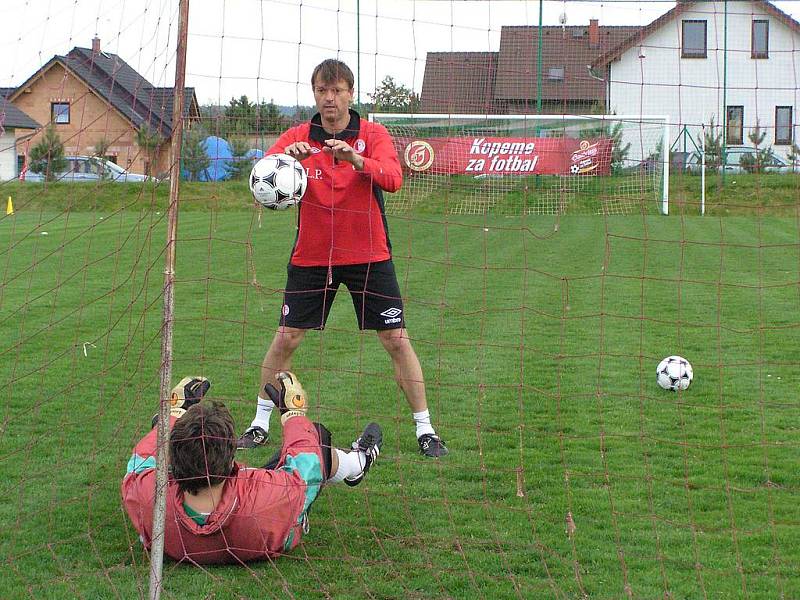 Michal Petrouš, trenér Slavie Praha, trénoval díky projektu Gambrinus Kopeme za fotbal, SK Olbramovice. 