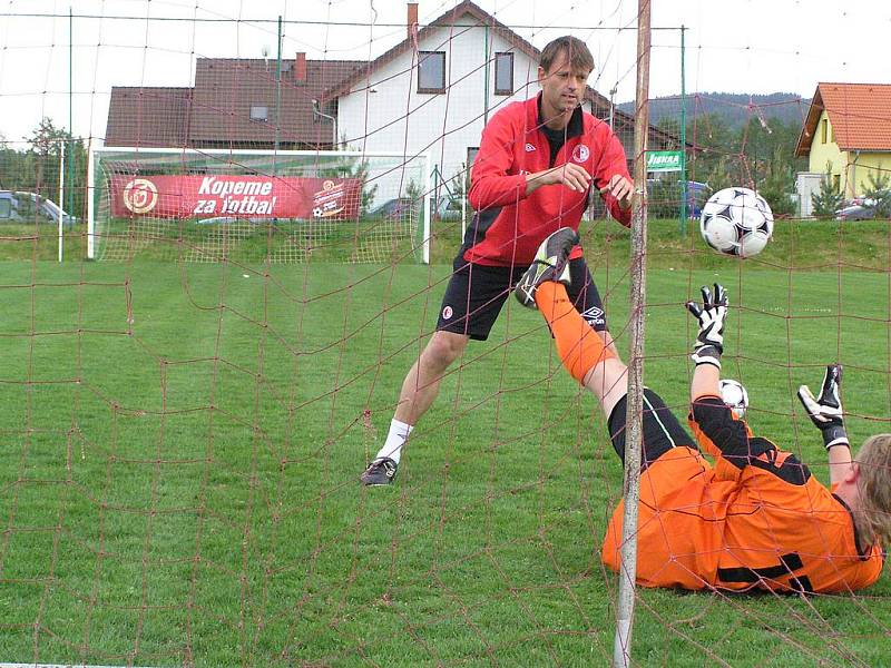 Michal Petrouš, trenér Slavie Praha, trénoval díky projektu Gambrinus Kopeme za fotbal, SK Olbramovice. 