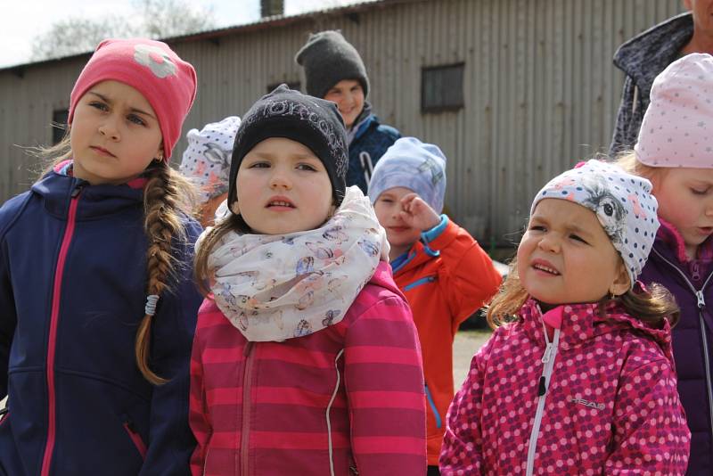 Mobilní hřiště navštívilo obec Ratměřice. Děti si tak mohly vyzkoušet silniční provoz v praxi.