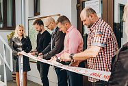 Ze slavnostního otevření zrekonstruovaných prostor budovy Obecního úřadu v Mrači: přestřižení pásky.