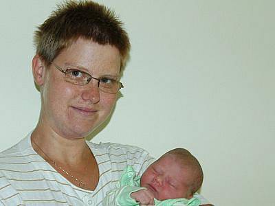 Šťastnými rodiči malé Denisy jsou Markéta a Jarmil Novotní z Modletic. Sestra dvouletého Pavla, která je zatím nejspokojenější v mámině náruči se narodila 5. září v 15.47 a měla porodní váhu 3,15 kg a míru 51 cm. 