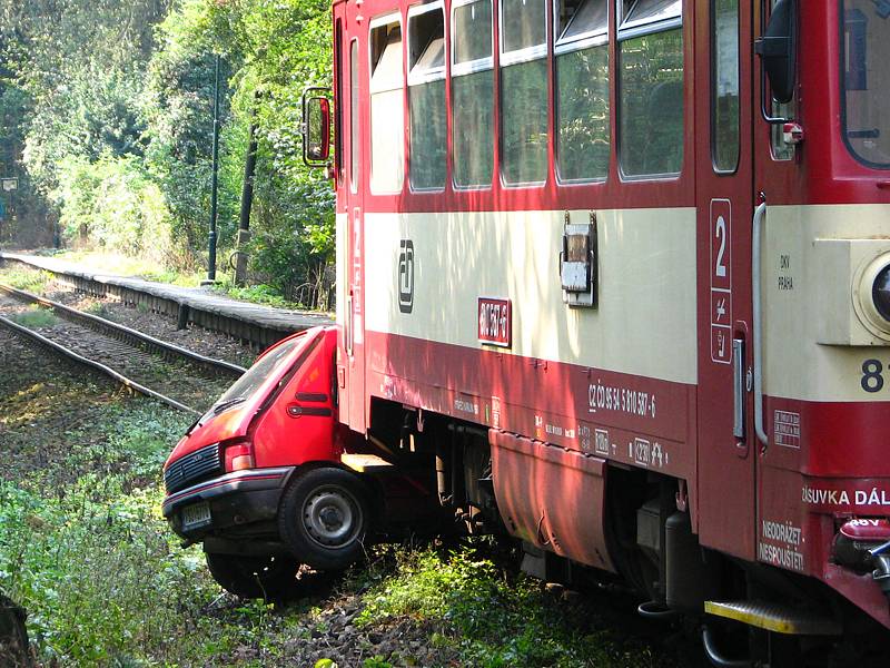 Srážka osobního auta a motorového vlaku  ve Zlenicích.