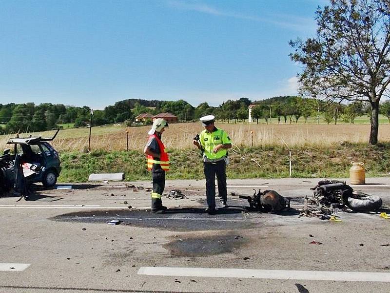 K čelnímu nárazu motocyklisty do osobního auta na silnici I/3 u Zahradnice došlo ve středu 16. září, pět minut před 13. hodinou. 