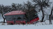 U Sulic na Benešovsku sjel autobus z krajnice.