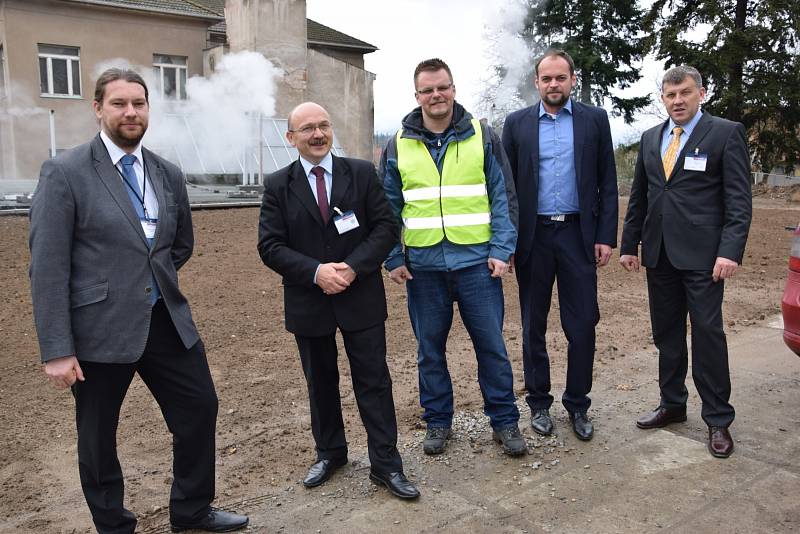 Důležitá oprava havarijního stavu střechy výměníkové stanice číslo 1 je letos první dokončenou investicí v Nemocnici Rudolfa a Stefanie. Foto: Petr Ballek