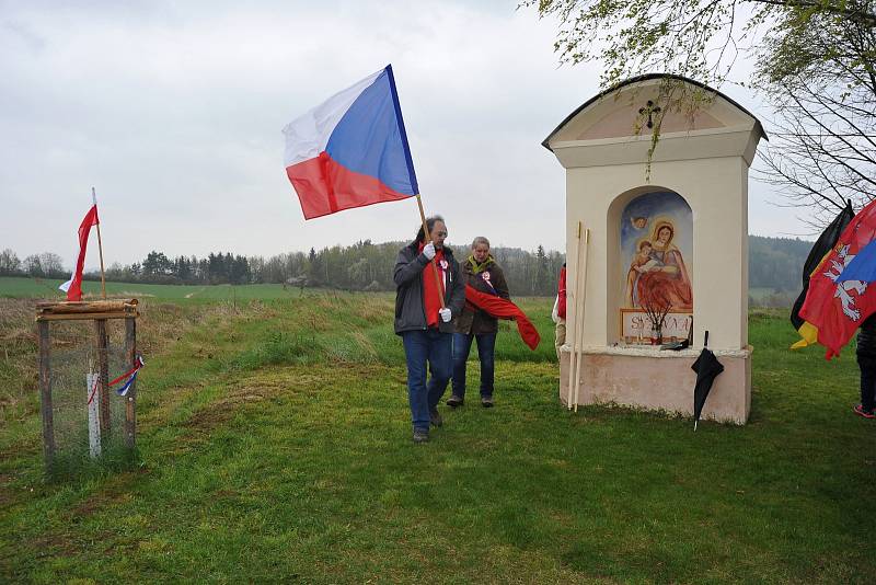 Prapor Vlasteneckého spolku pokřtil louňovický farář, slavnostního aktu se zúčastnily i zdejší ženy v krojích.