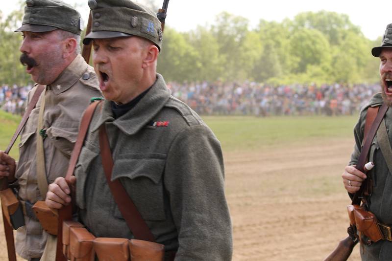 Vojenské technické muzeum se opět po roce velkolepě otevřelo veřejnosti. Dvacátou druhou sezonu zahájil průlet letounů i ukázka bitvy u Zborova.