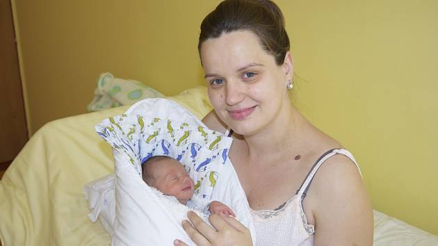 Adam Kápička se narodil šťastným rodičům Kataríně Potůčkové a Martinovi Kápičkovi z Benešova dne 27. června v 17.02. Adámek při narození vážil 2 220 gramů a měřil 49 centimetrů.
