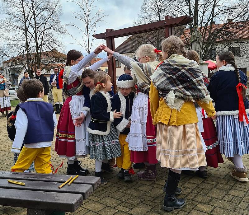 Z vystoupení folklorního souboru Benešáček v rámci doprovodního programu Velikonočního jarmarku v Bystřici.