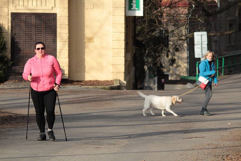 Relaxační zóna Benešova, zámecký park na Konopišti využívají lidé k řadě činností.