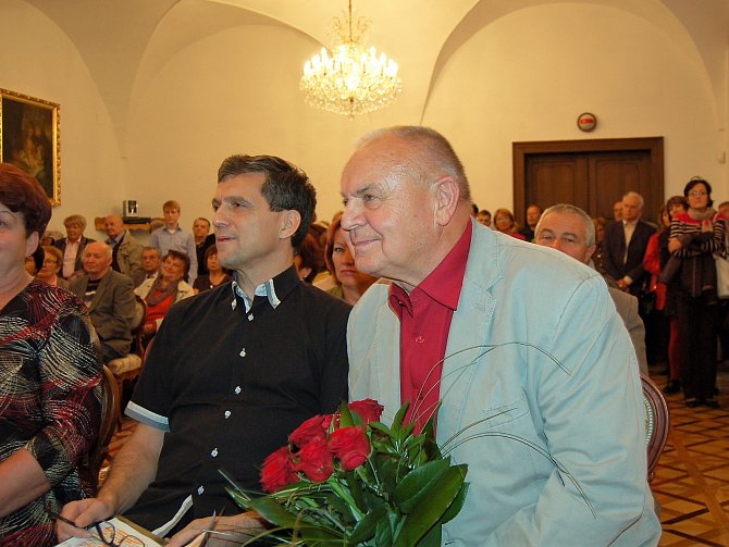 Jan Dvořák (vpravo) při zahájení výstavy ve Vlašimi společně s básníkem Pavlem Hozou.